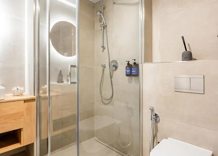 Days - One Bedroom With Garage And Workspace Apartment