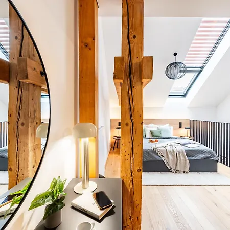 Days - One Bedroom With Garage And Workspace