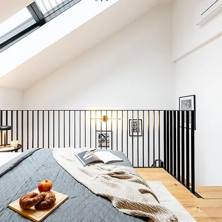 Days - One Bedroom With Garage And Workspace