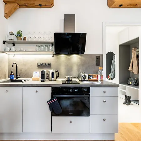 Days - One Bedroom With Garage And Workspace דירה פראג