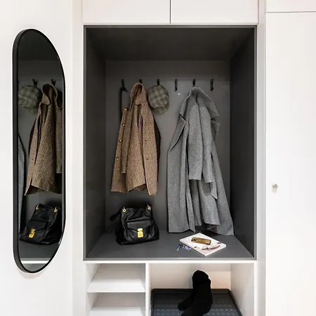 Days - One Bedroom With Garage And Workspace *